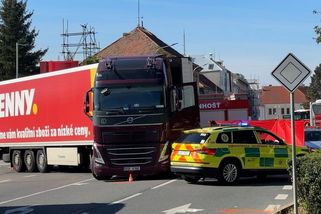 Nákladní auto srazilo chodkyni na Kladensku, zemřela na místě - Novinky